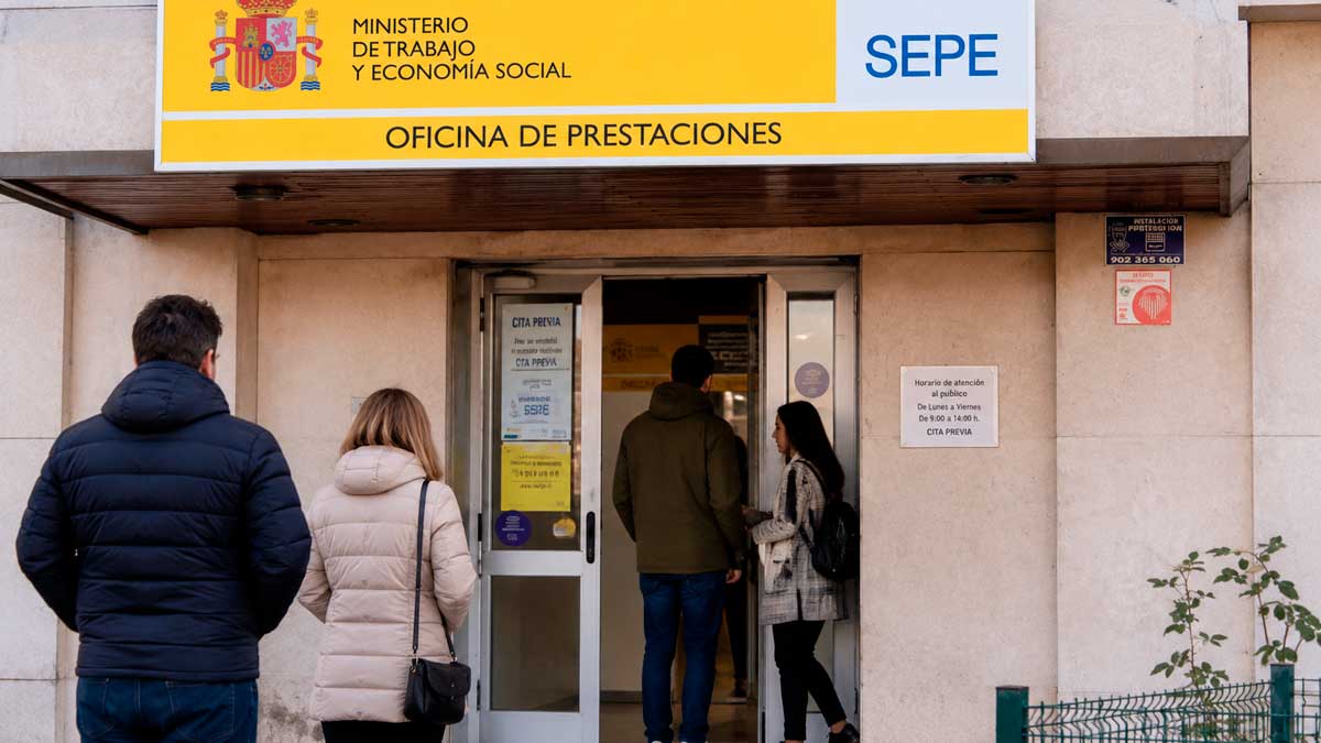 Personas entrando en una oficina del SEPE para informarse sobre la reducción del paro desde el séptimo mes