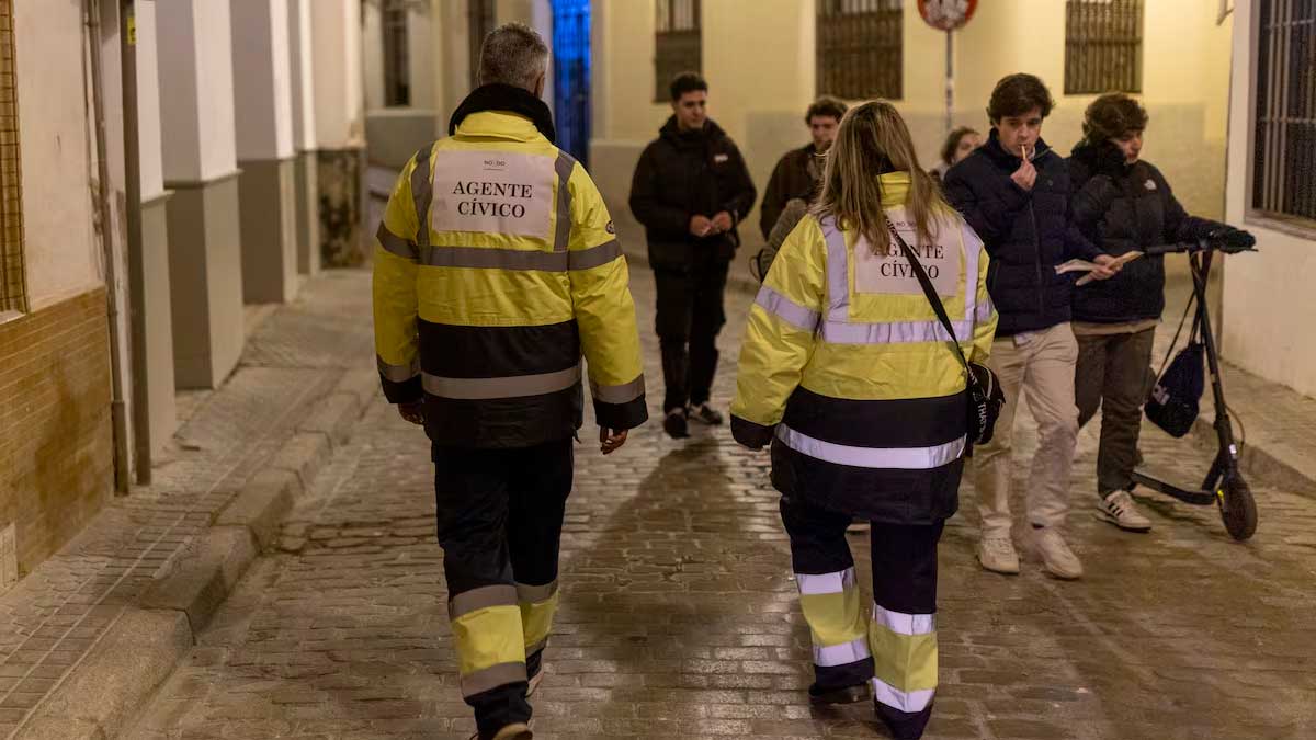 Serenos del Ayuntamiento de Sevilla durante una ronda nocturna en el centro de la ciudad