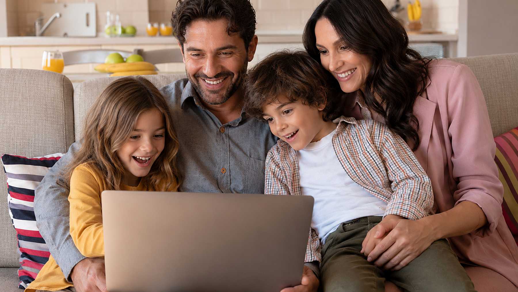 Familia feliz usando un portátil para solicitar el libro de familia online en el Registro Civil