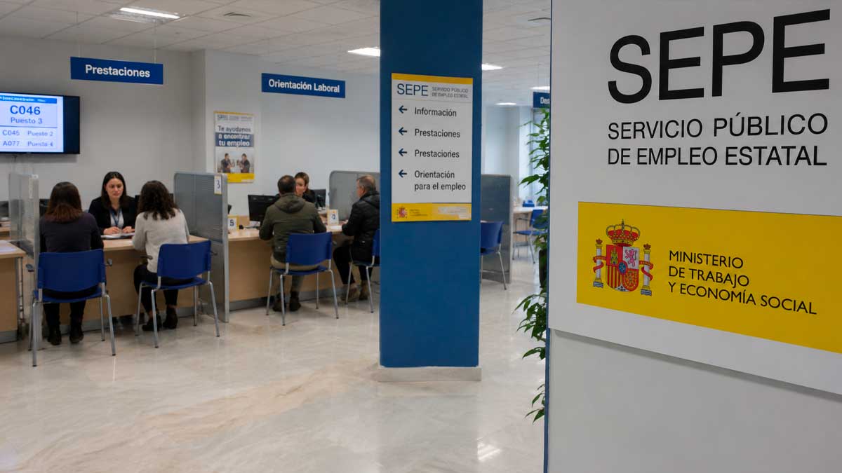 Oficina del SEPE con personas realizando trámites del subsidio para mayores de 52 años