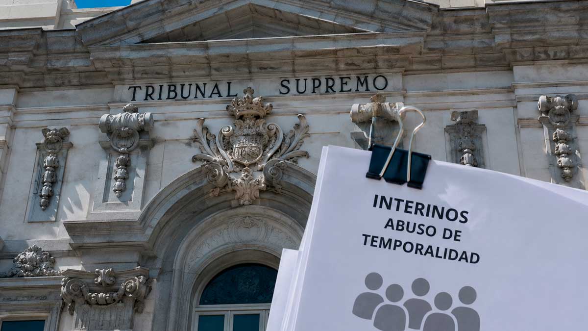 Fachada del Tribunal Supremo junto a documentos de empleo público sobre la decisión de los interinos en España