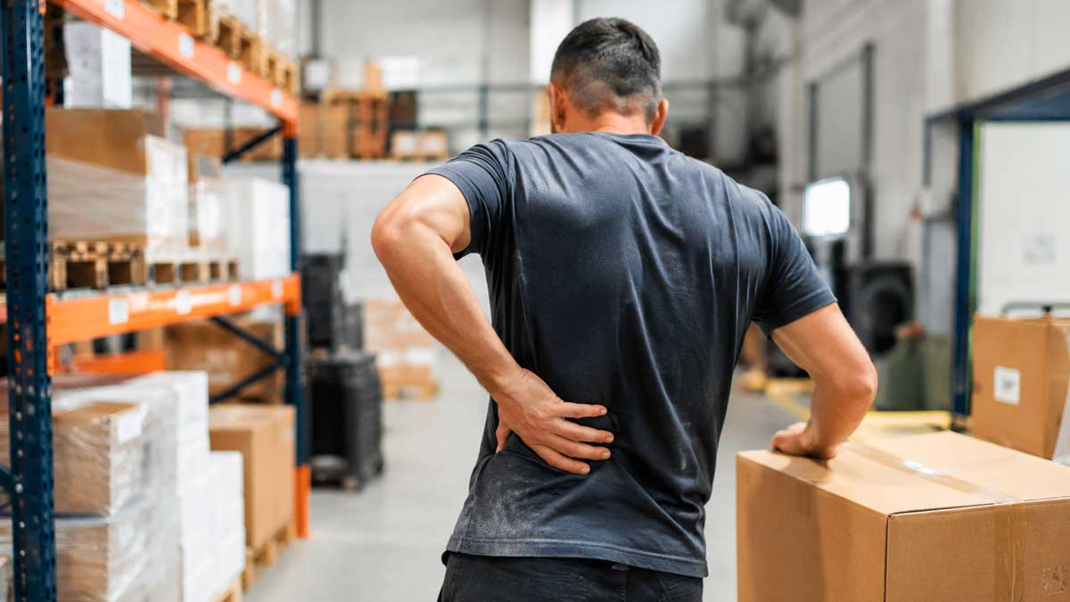 Trabajador de almacén con dolor lumbar tras lograr la incapacidad permanente frente a la Seguridad Social