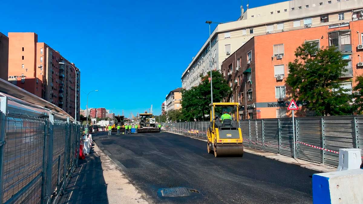 Obras de la línea 3 del metro de Sevilla con maquinaria trabajando en la Ronda Urbana Norte