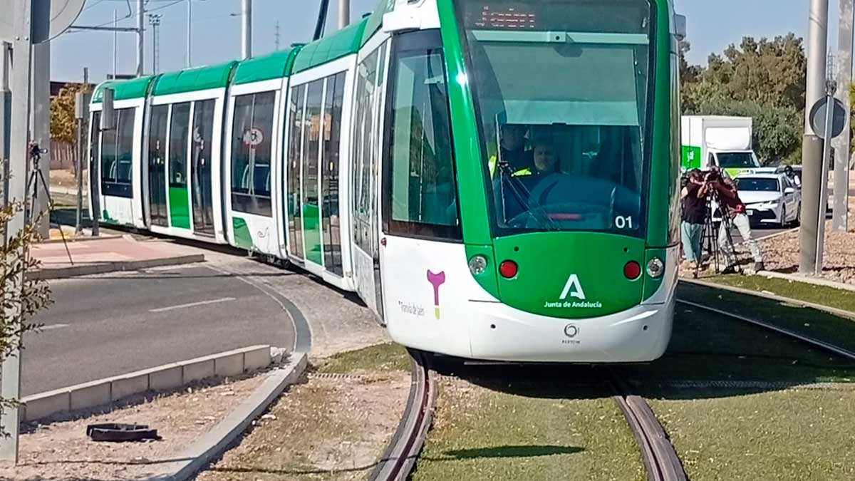 Tranvía de Jaén circulando por la ciudad durante la futura puesta en marcha del servicio de transporte público