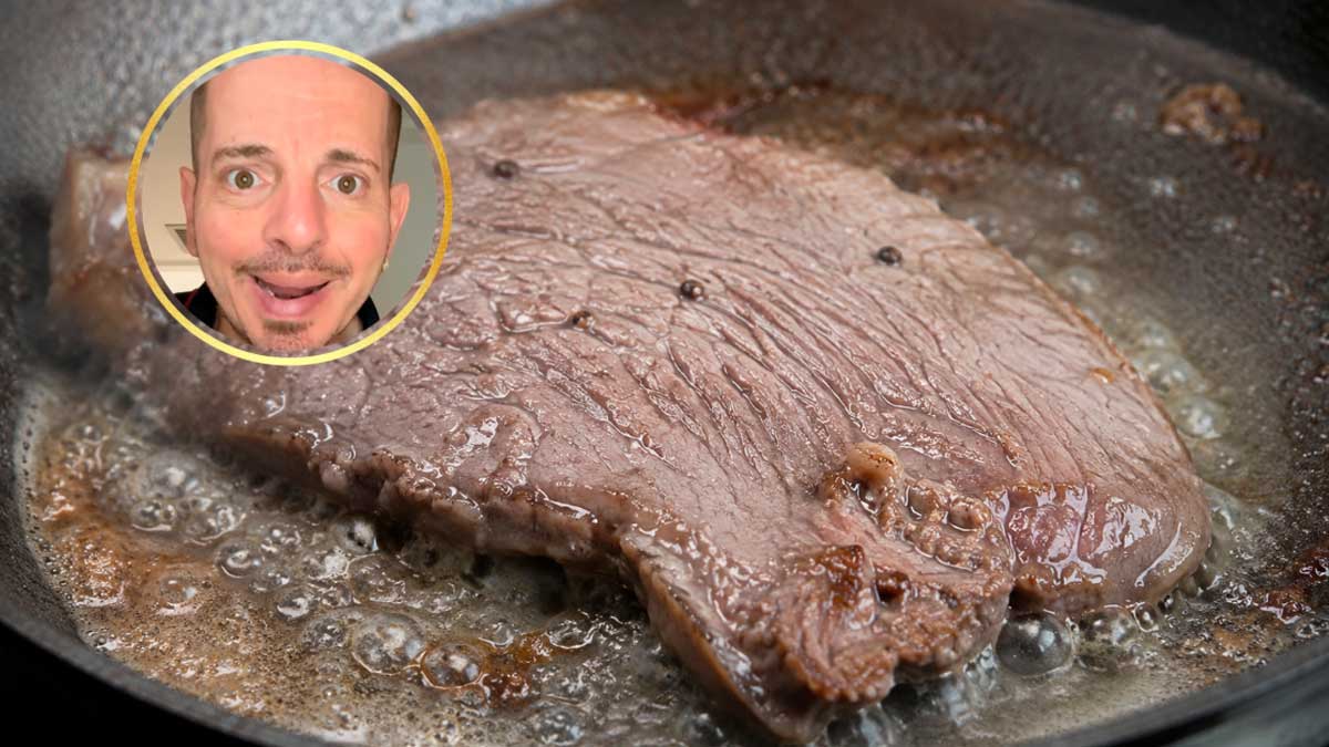 Filete cocinándose en una sartén mientras suelta agua y pierde jugosidad
