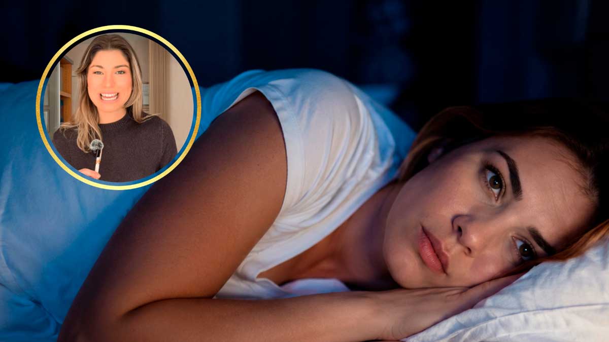 Mujer con insomnio en la cama mientras una psicóloga explica una técnica para dormir en menos de 15 minutos