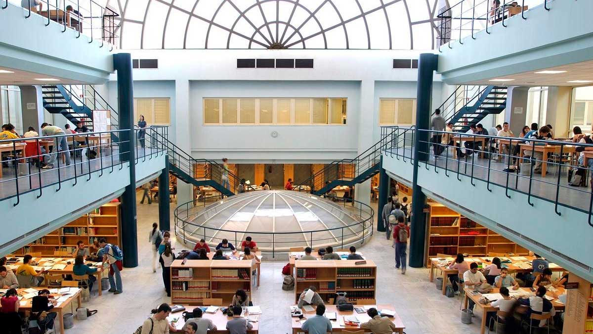 Estudiantes en la Universidad de Sevilla tras la aprobación de nuevas titulaciones internacionales dobles