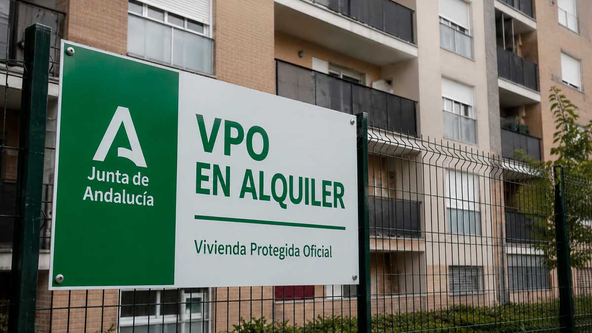 Cartel de VPO en alquiler frente a un edificio de viviendas públicas en Andalucía