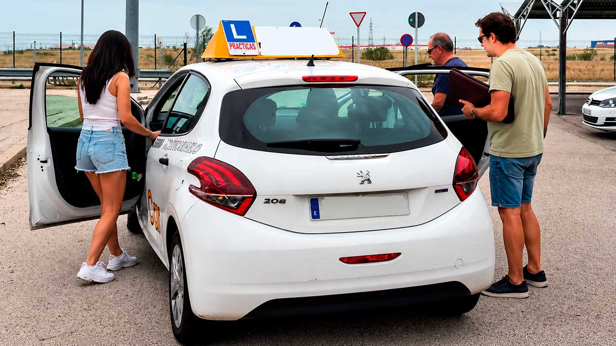 Alumno durante un examen práctico de conducir en Sevilla junto a un examinador de la DGT