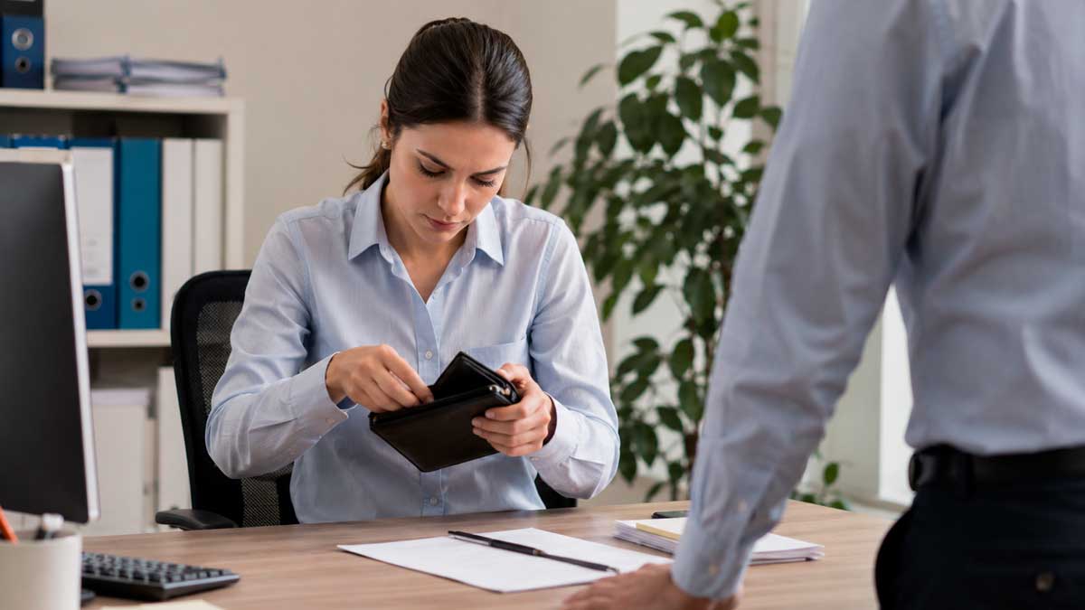 Trabajadora revisando una cartera en la oficina en un caso de despido declarado improcedente
