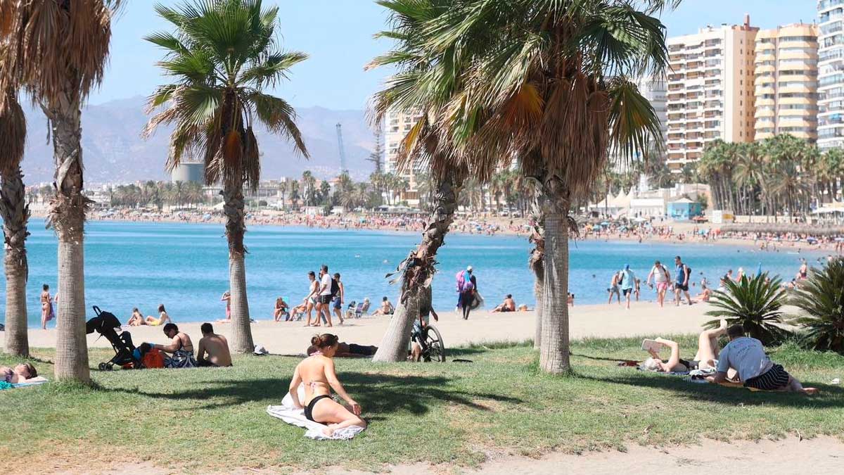 Bañistas en una playa de Málaga durante el aviso amarillo por calor activado por la AEMET con máximas de hasta 36 ºC.