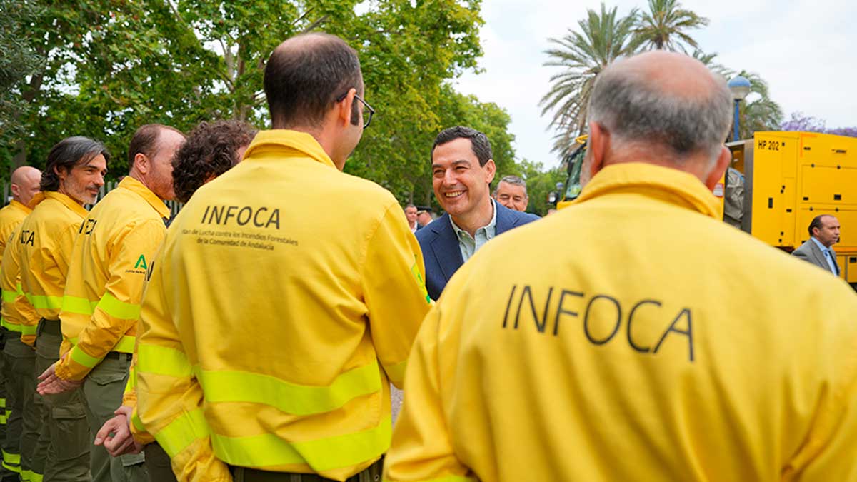Bomberos forestales de Infoca durante un acto institucional relacionado con la nueva oferta de empleo de la Agencia de Emergencias de Andalucía