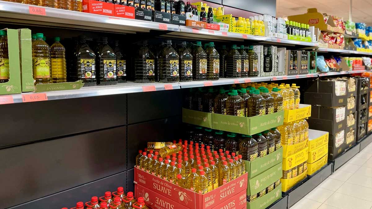 Aceite de oliva virgen extra en estanterías de Alcampo tras la bajada de precio