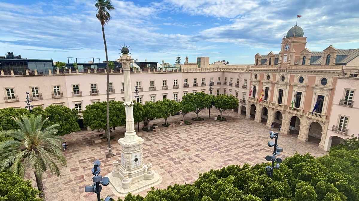 Ayuntamiento de Almería aprueba una oferta de empleo público con 77 plazas para 2026