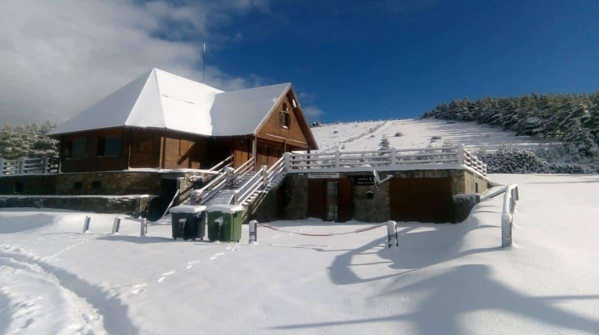 Estación de esquí de La Ragua cubierta de nieve antes de su reapertura en Almería
