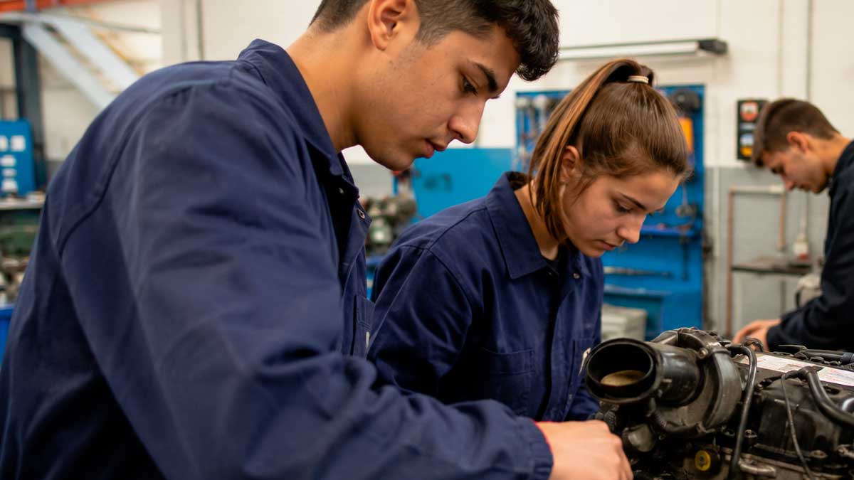 Alumnos de Formación Profesional trabajando en un taller durante un proyecto de emprendimiento en Andalucía