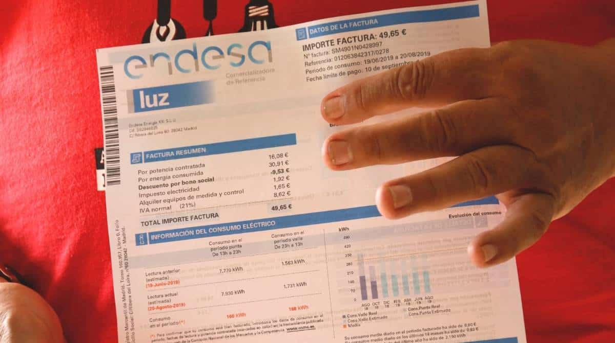 Factura de la luz con descuento por bono social y ayudas energéticas en Andalucía para reducir el gasto eléctrico