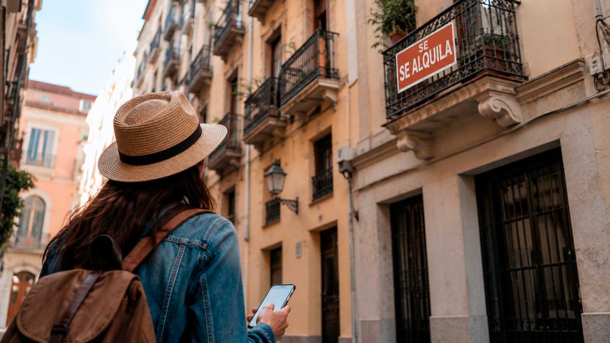 Andalucía detecta miles de pisos turísticos clandestinos anunciados en plataformas.