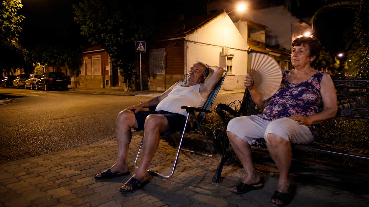 Personas mayores soportando una noche de calor en Andalucía durante un verano marcado por las altas temperaturas