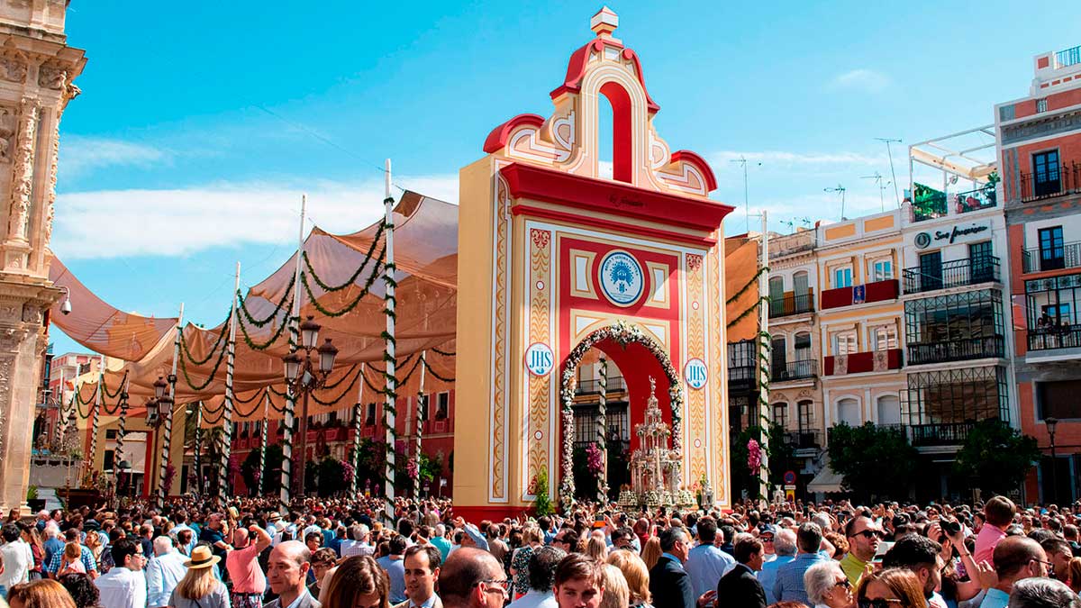 Procesión del Corpus Christi de Sevilla 2026 durante su recorrido por el centro histórico