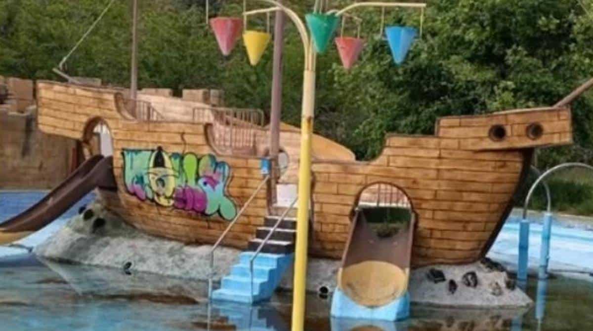 Barco infantil abandonado en las instalaciones de Aquaola tras el cierre del parque acuático de Granada