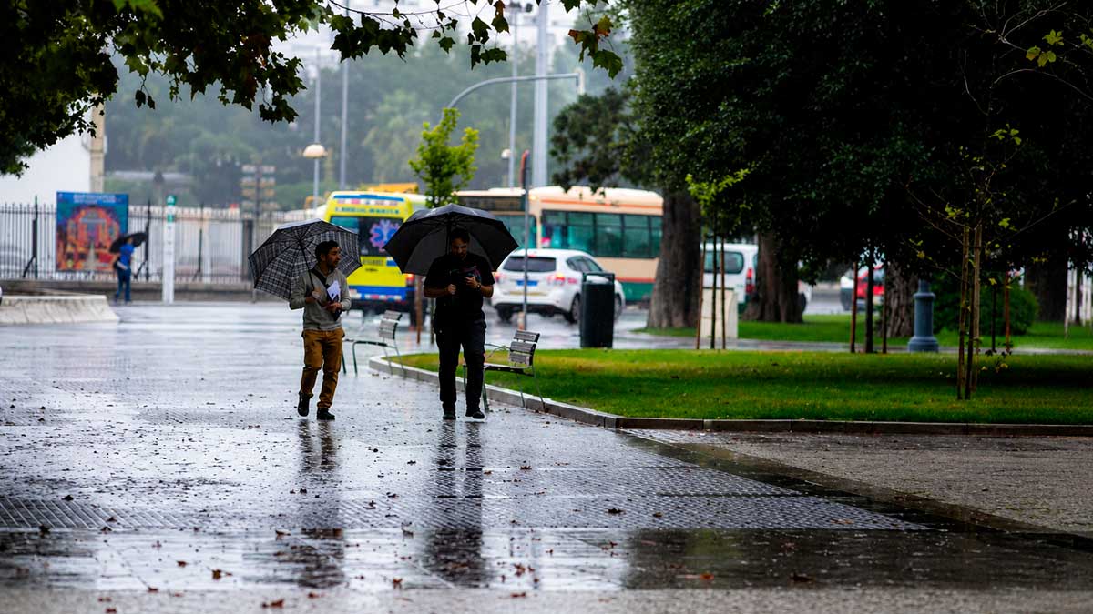 Personas con paraguas en Jaén durante aviso amarillo por tormentas y viento