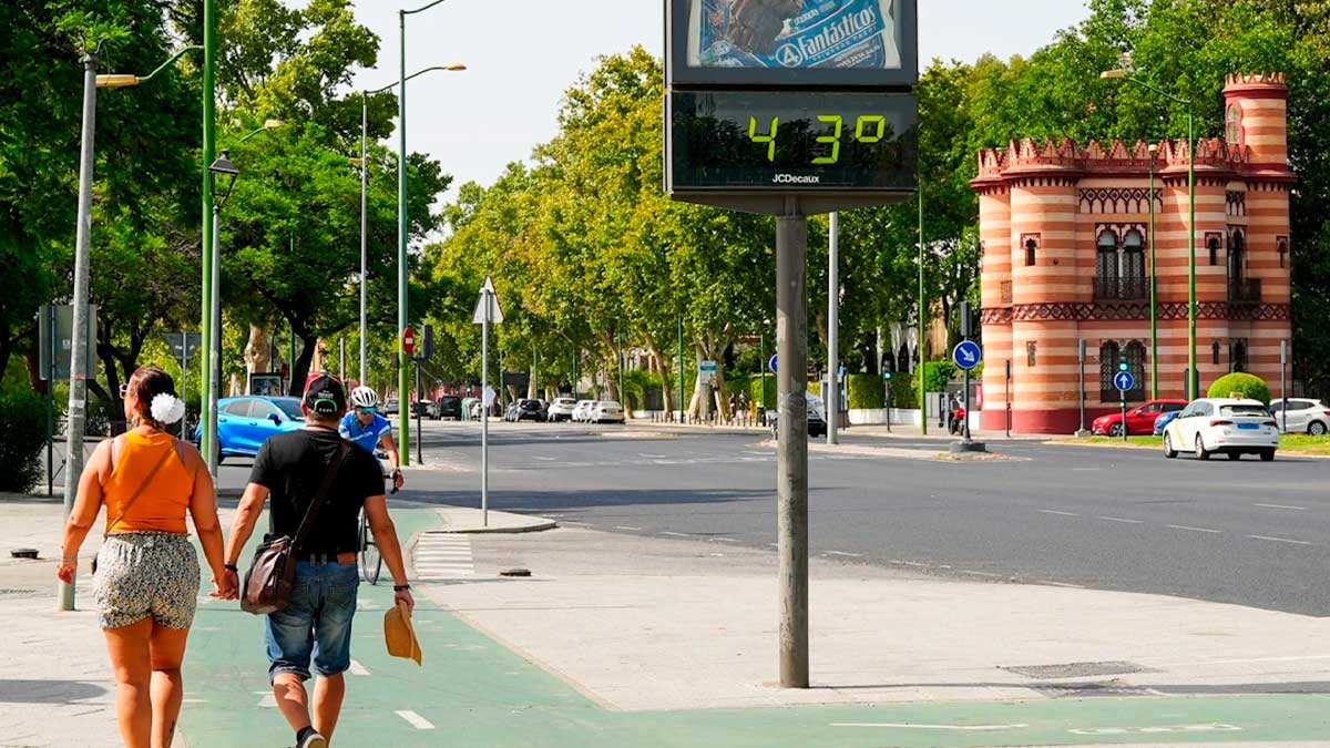 Personas caminando en Sevilla con 43 grados durante ola de calor en Andalucía