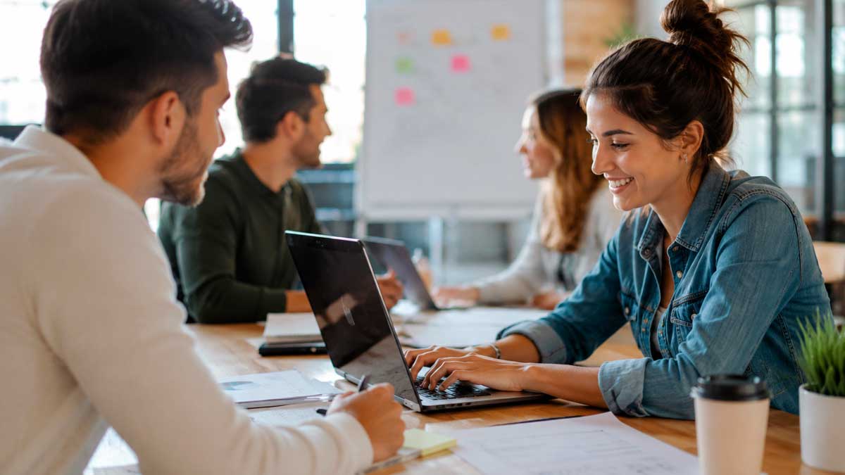Equipo de emprendedores trabajando en una oficina moderna durante una reunión de proyectos en Andalucía