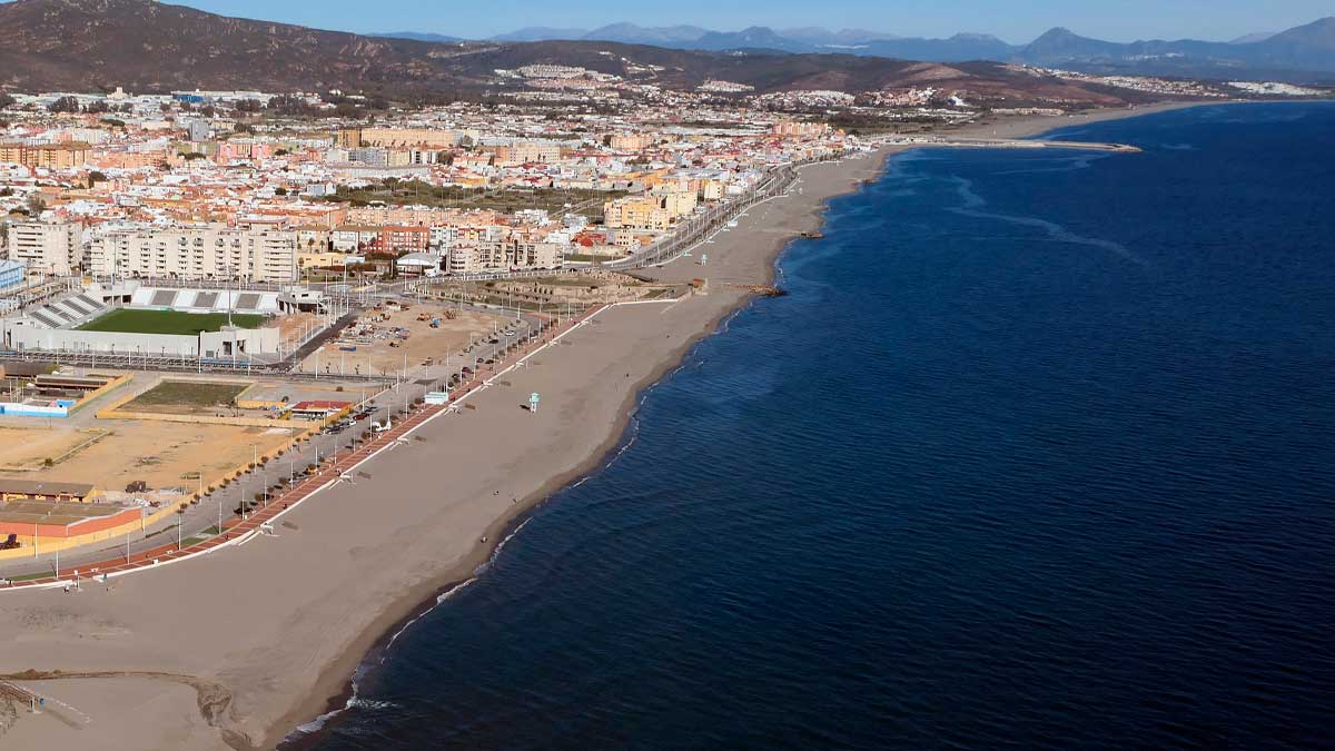Vista aérea de la playa de Levante en La Línea de la Concepción, una de las zonas con prohibición temporal de baño por motivos sanitarios.