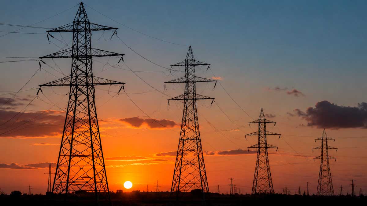 Torres de alta tensión y líneas eléctricas al atardecer en Andalucía