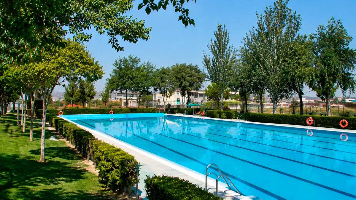 Piscina del Centro Blanco White en verano, bonos y precios 2026