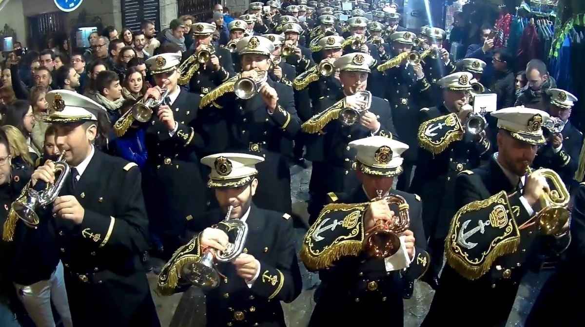 Pasacalles de una banda de música en Cádiz durante un desfile que reunirá a cientos de músicos