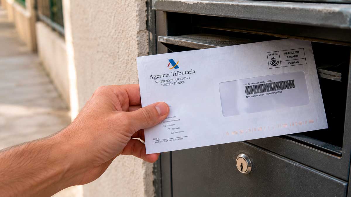 Contribuyente sacando del buzón una carta de Hacienda para revisar su declaración de la Renta