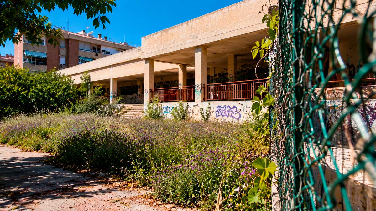 Centro de mayores en Almería abandonado y cubierto de maleza