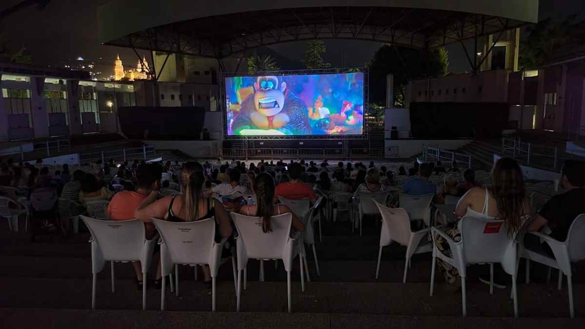 Cine de verano al aire libre con espectadores durante una proyección nocturna en una capital de Andalucía