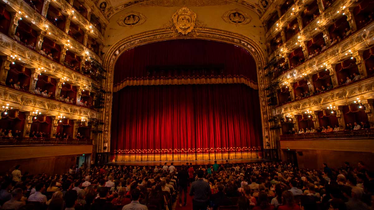 Interior del Gran Teatro Falla de Cádiz durante una sesión del Concurso Oficial de Agrupaciones Carnavalescas (COAC)