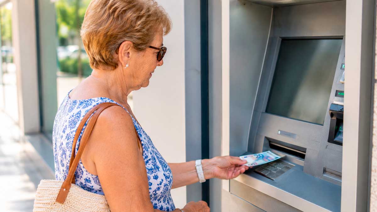 Pensionista retirando dinero de un cajero tras el ingreso de la paga extra de junio de 2026