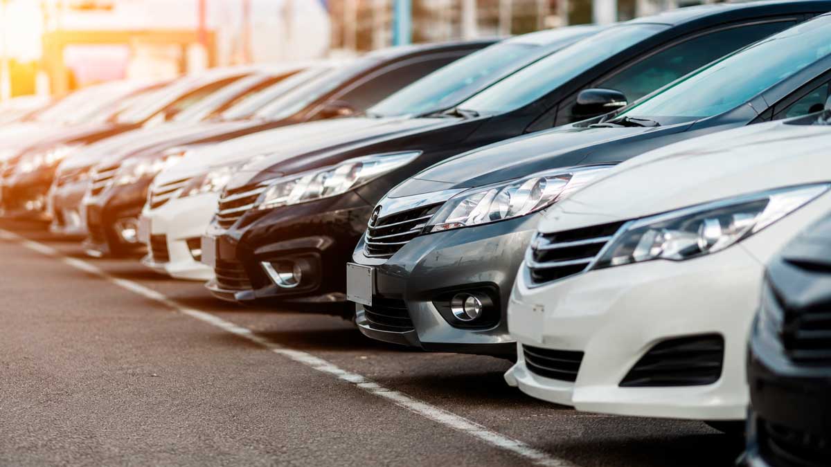 Fila de coches de segunda mano en un concesionario, clave para evitar daños ocultos al comprar