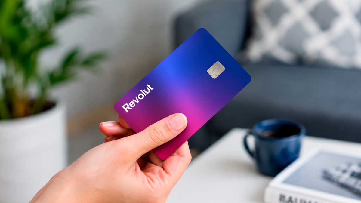 Tarjeta de Revolut en mano, relacionada con cuenta remunerada Revolut 3,51% TAE