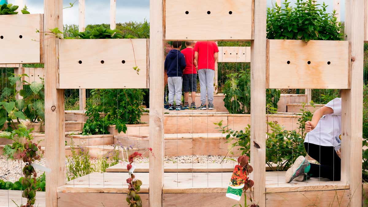 Alumnos participan en un aula verde de un centro educativo andaluz dentro de un proyecto de educación ambiental y sostenibilidad