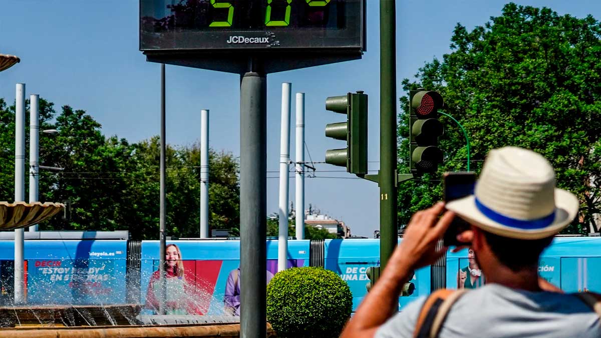 Termómetro marcando altas temperaturas en Sevilla durante un verano más caluroso en Andalucía por el efecto de El Niño