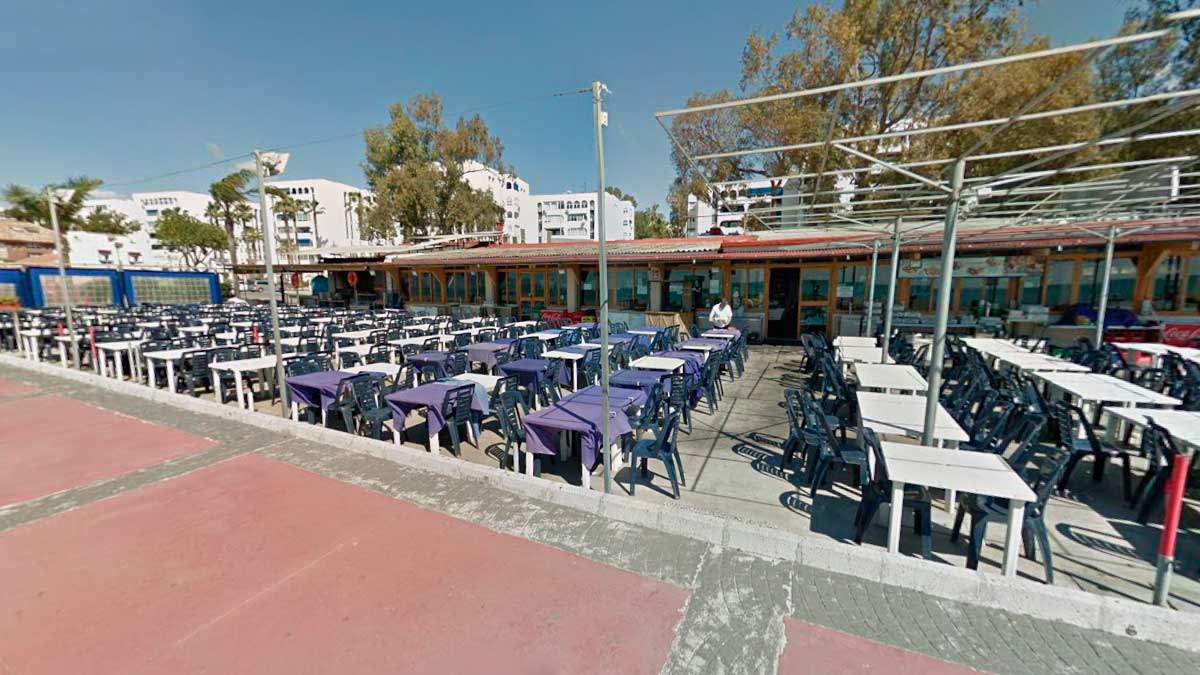 Clientes comiendo en El Tintero, el famoso chiringuito de Málaga conocido por su peculiar sistema de servicio.
