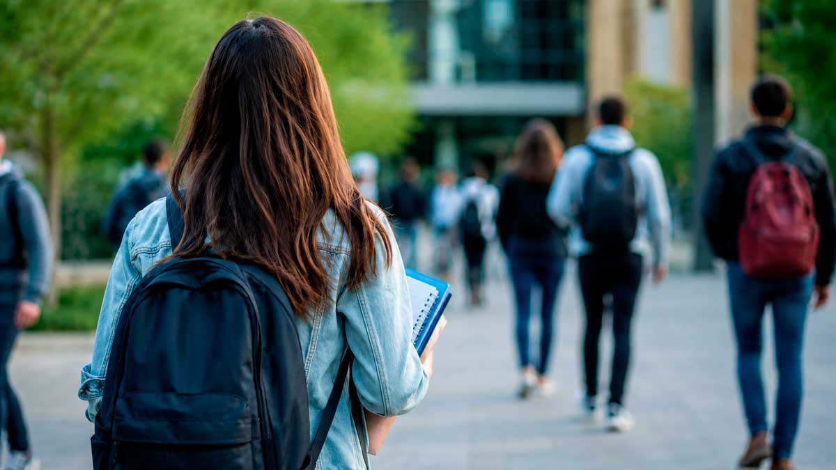 Estudiantes universitarios en un campus de Andalucía antes de incorporarse al mercado laboral