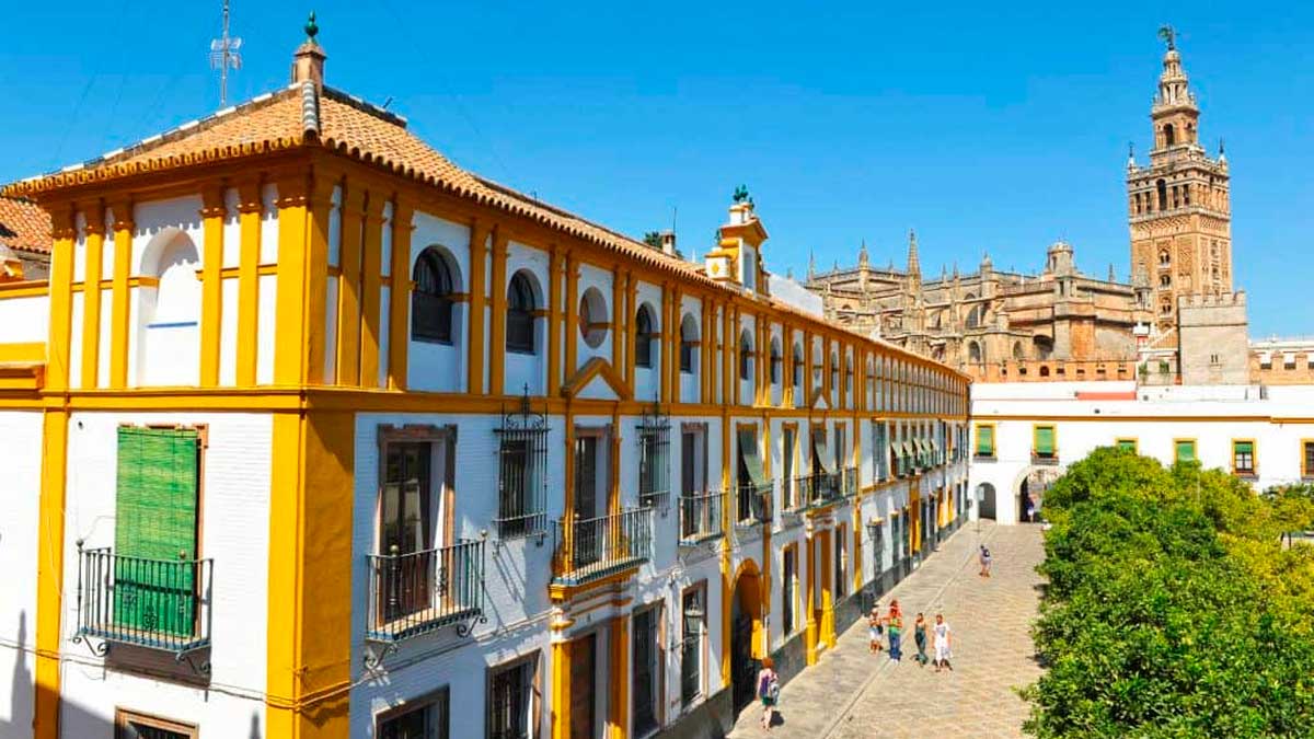 Entrada exclusiva al Alcázar de Sevilla para sevillanos, vista de la fachada y la Giralda al fondo