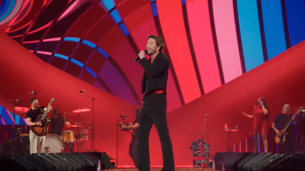 Manuel Carrasco en concierto en Sevilla durante su gira, escenario iluminado y músicos en directo