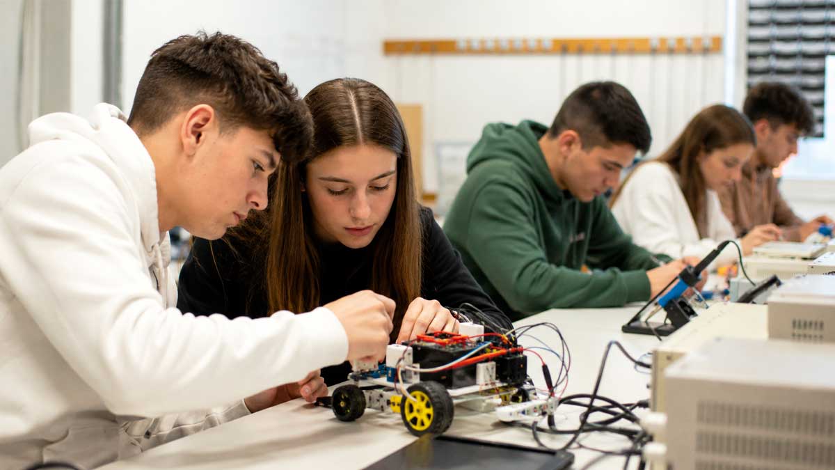 Estudiantes de Formación Profesional en Andalucía durante una actividad práctica del curso 2026-2027