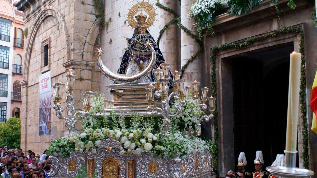 Virgen de la Capilla en procesión durante las Fiestas de Jaén frente a la Basílica de San Ildefonso