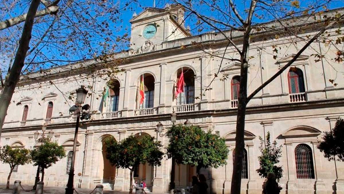 Fachada del Ayuntamiento de Sevilla en un día soleado, festivos locales 2027