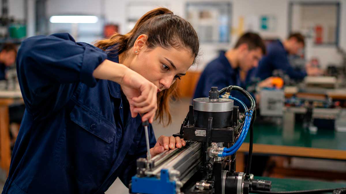 Estudiante de FP en Andalucía trabajando en taller mecánico durante el curso 2026-2027