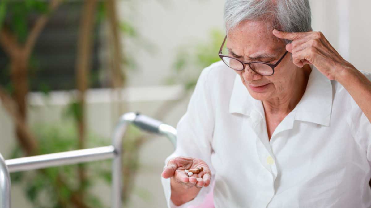 Mujer mayor con pastillas y signos de confusión, glucosamina y alzhéimer